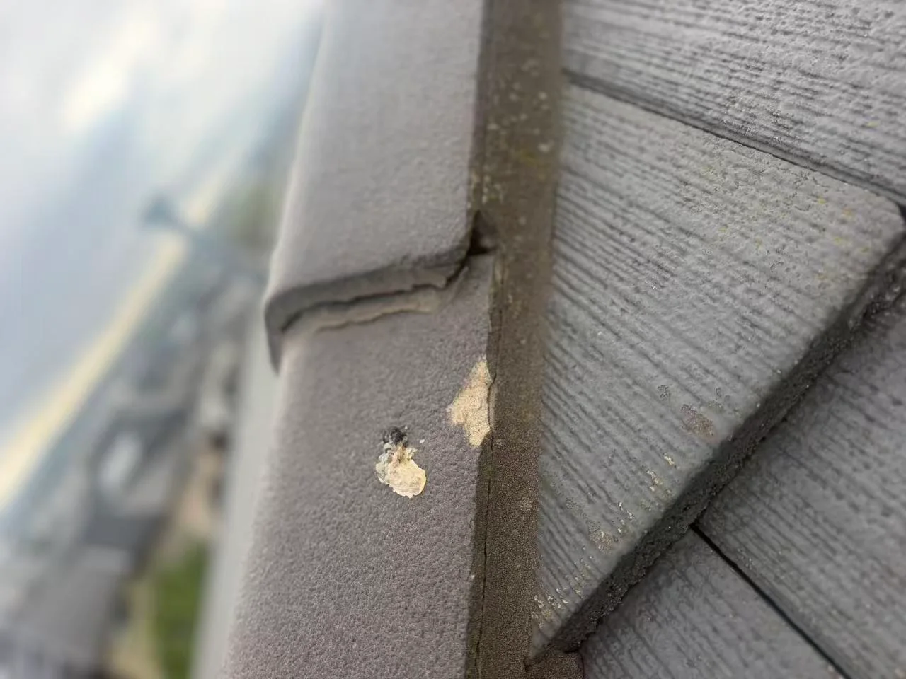 灰色屋脊瓦侧面的裂缝