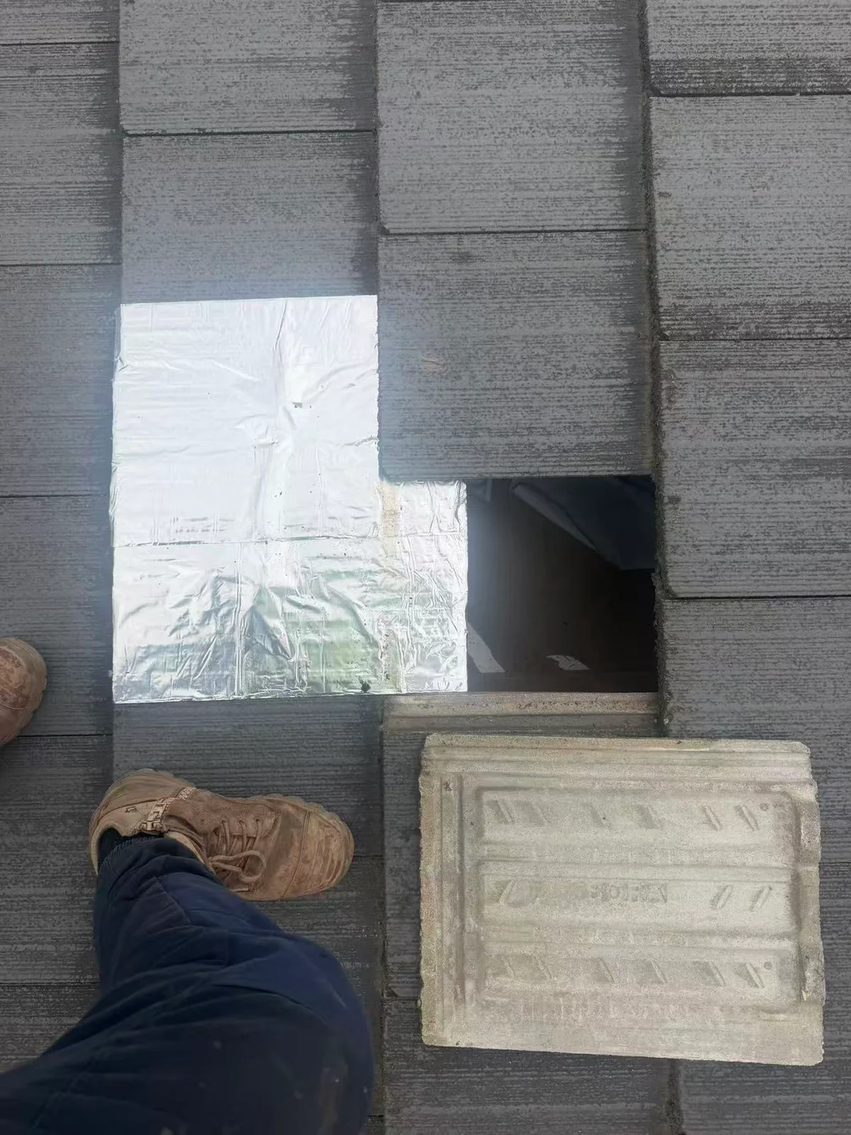 屋面开口与铝箔胶带旁掀起的瓦片