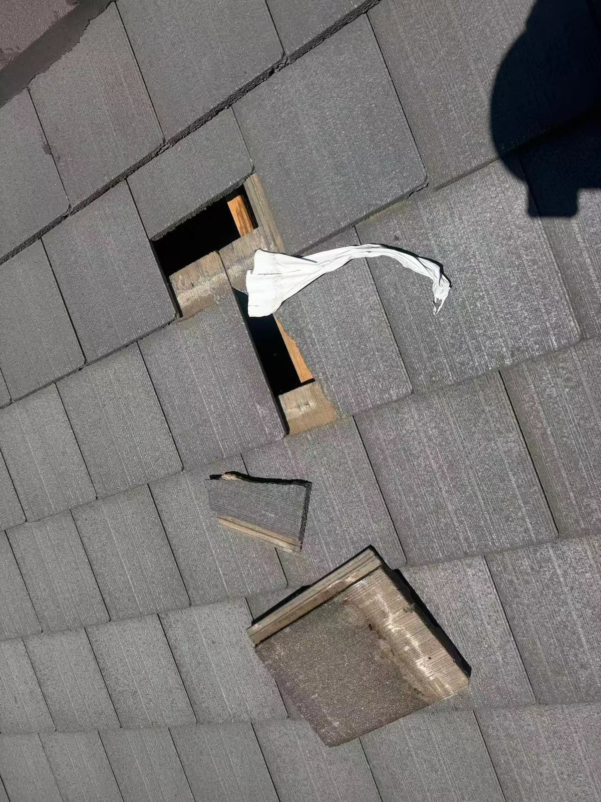 局部掀开的屋瓦与可见挂瓦条