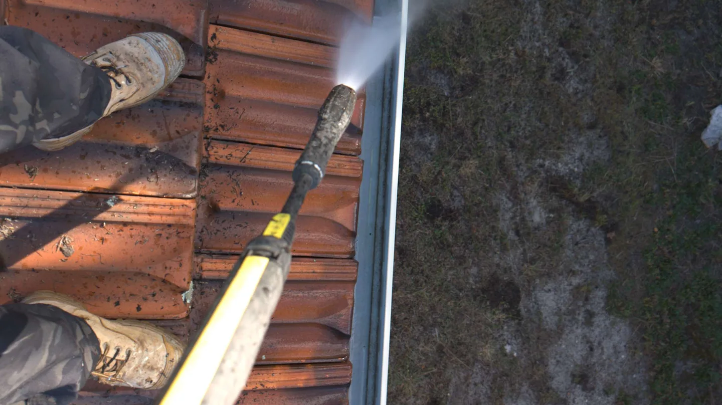 Gutter-edge cleaning in Sydney